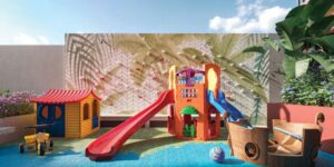 Playground do condomínio Reserva Ubiatans para muitas atividades para as crianças com parede para uma mini escalada, escorrega, casinhas e bote para brincadeiras lúdicas